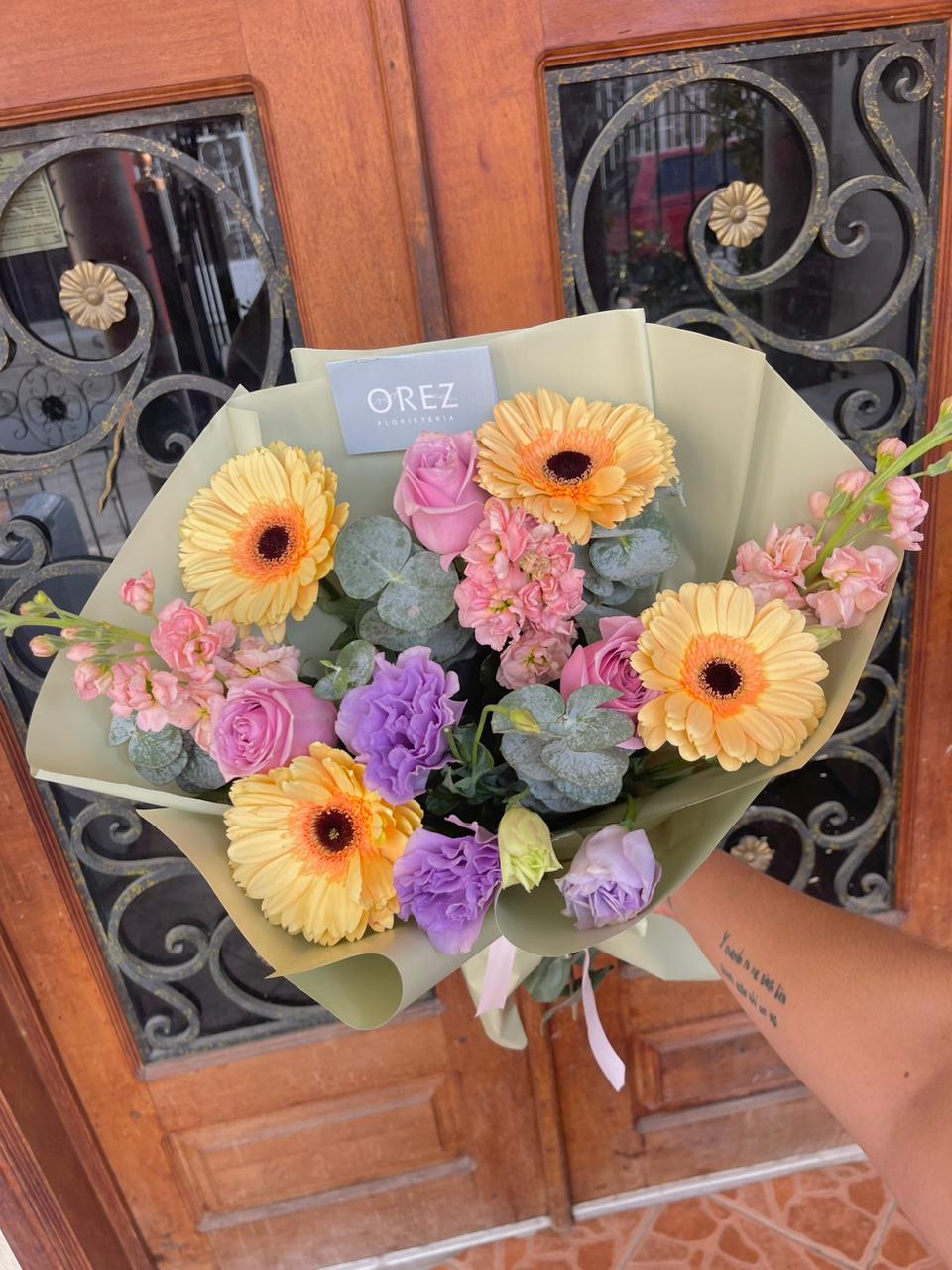 Gerberas, Mathiola, Lisianthus y Rosa